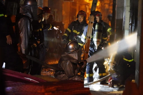 Video: Vụ cháy chung cư mini trong đêm ở phố Khương Hạ 