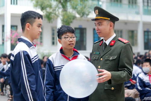 Công an Hà Nội đẩy mạnh tuyên truyền tác hại của "bóng cười" 