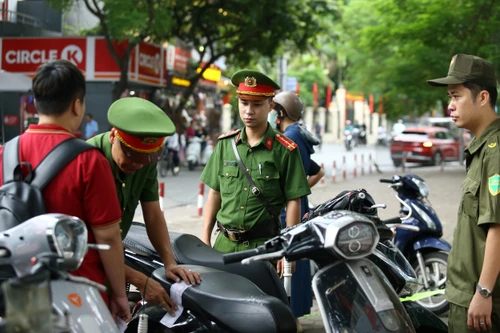 Công an phường Khương Đình phối hợp kiểm tra, xử lý vi phạm giao thông học đường