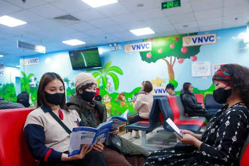 Người dân Hà Nội chủ động đi tiêm vaccine ngừa cúm