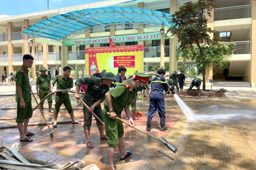 Công an huyện Chương Mỹ chung tay giúp nhân dân khắc phục hậu quả sau ngập lụt