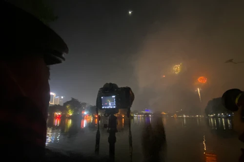 Xem video bắn pháo hoa đón năm mới 2023 ở Hồ Gươm 