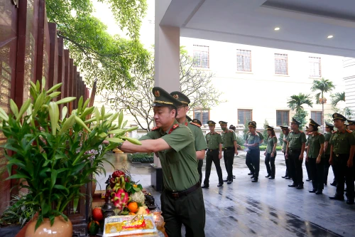 Dâng hương tại Đài tưởng niệm Anh hùng Liệt sĩ Công an Hà Nội 