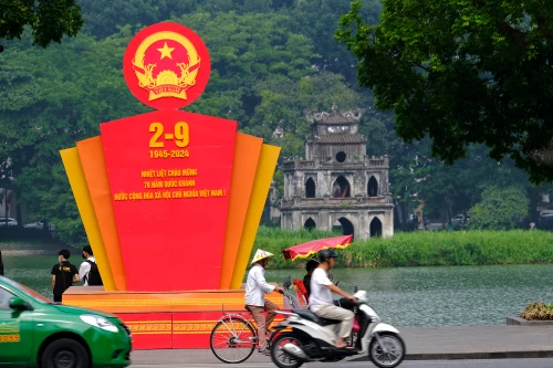 Hà Nội rực sắc cờ hoa mừng kỷ niệm Cách mạng Tháng Tám và Quốc khánh 2-9