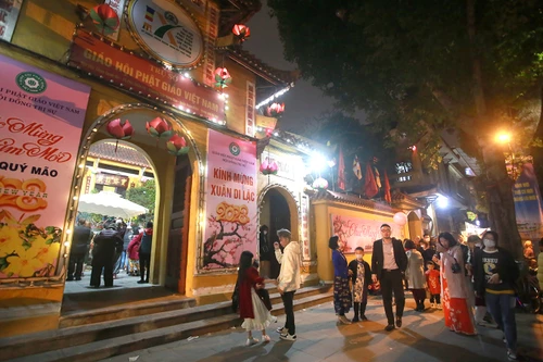 Đông đảo người dân Hà Nội đi lễ chùa cầu an trong năm mới