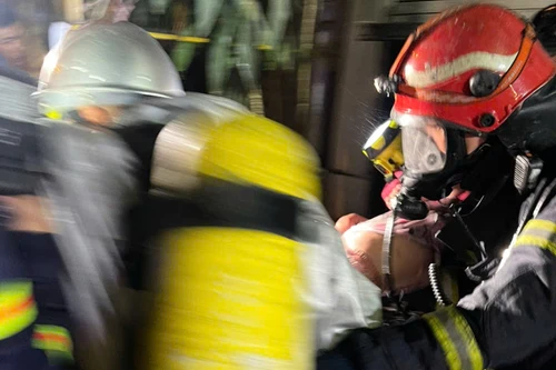 Cận cảnh lực lượng chữa cháy giải cứu 3 người mắc kẹt trong vụ cháy tại Hà Đông