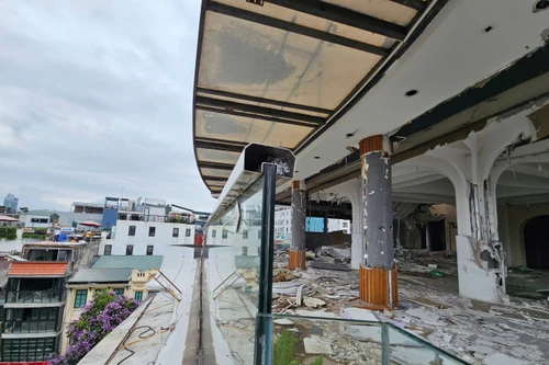 Bắt đầu phá dỡ tòa nhà "Hàm cá mập"