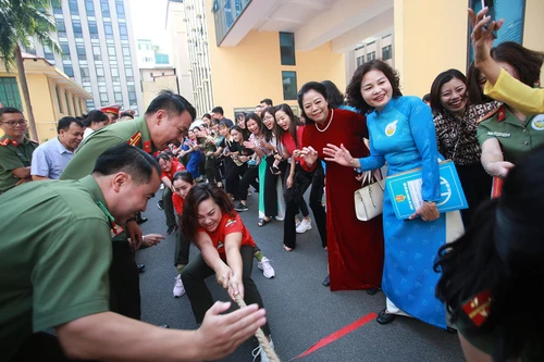 Hào hứng, sôi nổi hội thi kéo co tại Công an Hà Nội