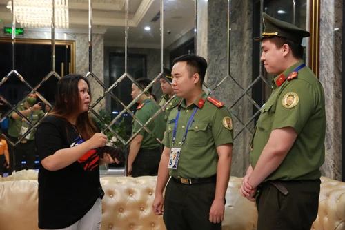 Công an Hà Nội trao trả tài sản quan trọng cho du khách nước ngoài 