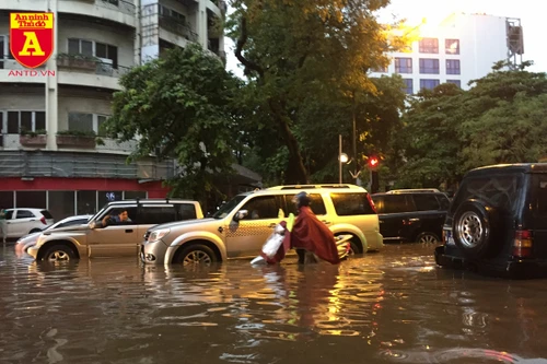Người điều khiển ô tô mua xôi, bánh mì chống đói do đường ngập sau mưa lớn