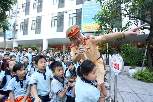 Công an Hà Nội cùng Trường Tiểu học Kim Liên chung tay lan tỏa văn hóa giao thông
