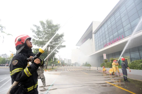 Diễn tập cứu người mắc kẹt trong đám cháy lớn ở Trung tâm thương mại