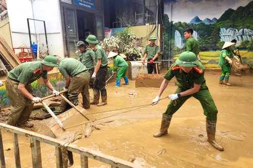 Công an Cao Bằng lội bùn dọn dẹp, giúp dân ổn định cuộc sống