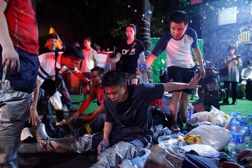 Những hình ảnh lính cứu hỏa Hà Nội bị thương, kiệt sức sau nhiều giờ chữa cháy 