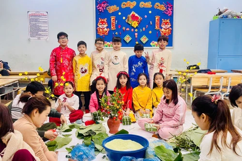 Học sinh ở Hà Nội thích thú gói bánh chưng, tìm hiểu Tết cổ truyền