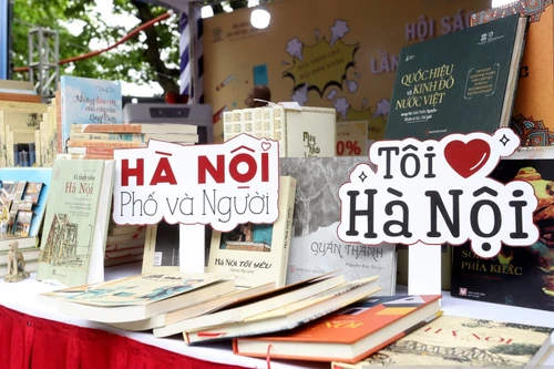 Trải nghiệm Hội sách tại không gian phố đi bộ khu vực hồ Hoàn Kiếm