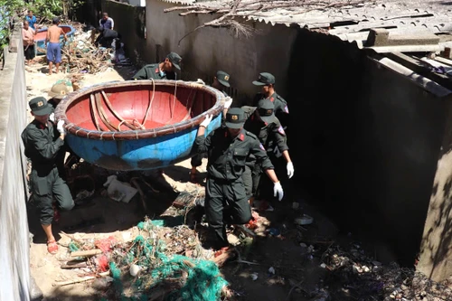 Cảnh sát cơ động giúp nhân dân sửa nhà, dọn đường sau bão số 13