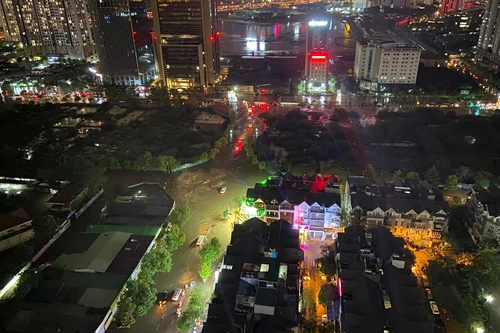 Đường phố Hà Nội mênh mông biển nước khi nhìn từ trên cao sau cơn mưa lớn