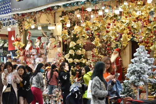 Giới trẻ "check-in" đón không khí Noel sớm trên phố Hàng Mã