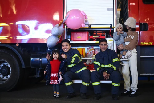 Ấn tượng với những hình ảnh đẹp của Cảnh sát phòng cháy trong đêm giao thừa 