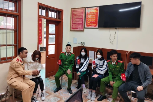 Công an Hà Nội hướng dẫn người dân, cài đặt VNeID tại lễ hội