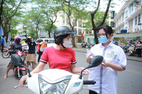 Phụ huynh hồi hộp chờ con thi trong nắng nóng ở Hà Nội