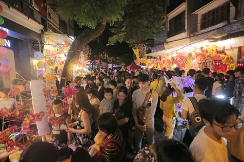 Người Hà Nội đón trung thu sớm 