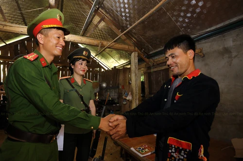 Hình ảnh kể chuyện công an xã ở Hà Nội lên nương vận động đồng bào giao nộp vũ khí 