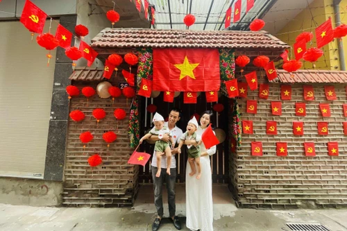 Tình yêu Tổ quốc trong ngôi nhà nhỏ ở Hà Nội