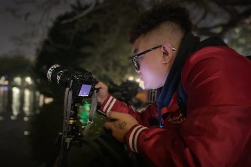 Nhiếp ảnh gia chen chân tìm chỗ chụp ảnh pháo hoa ở Hồ Gươm