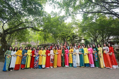 Nữ chiến sỹ Công an Hà Nội duyên dáng, khoe sắc trong tà áo dài truyền thống