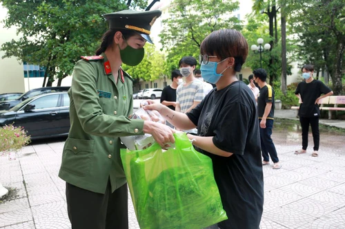 “Giải cứu” những sinh viên mắc kẹt khó khăn do dịch Covid-19