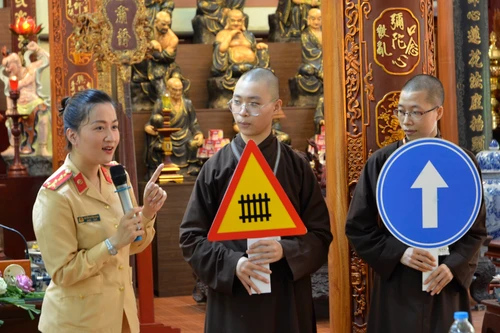 Tuyên truyền an toàn giao thông tới các tăng ni, phật tử trên địa bàn Hà Nội