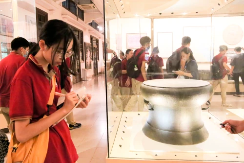 Học sinh Hà Nội học lịch sử qua trải nghiệm thực tế ở Bảo tàng 