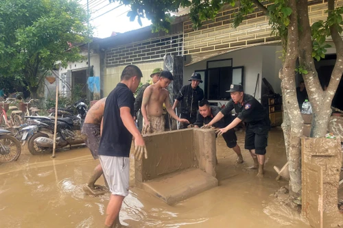 Hơn 300 cảnh sát hỗ trợ người dân khắc phục hậu quả mưa lũ tại Nghệ An