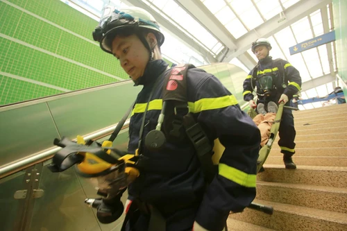 Xem lính cứu hoả Công an Hà Nội diễn tập cứu nạn tàu Cát Linh - Hà Đông 