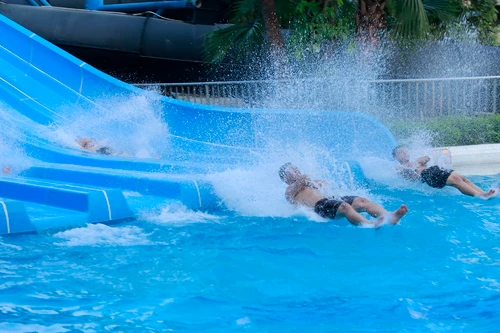 Nắng nóng gay gắt, hàng nghìn người đổ về Công viên nước Hồ Tây 