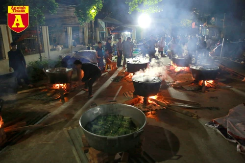 Người dân Hà Nội trắng đêm nấu bánh chưng gửi đồng bào miền Trung 