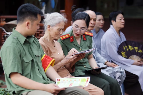 Công an La Khê đến chùa, xuống phố hướng dẫn người dân góp ý Hiến pháp 