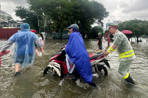 Công an phường Hà Đông lội nước hỗ trợ người dân trong mưa bão 