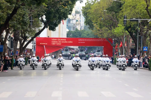 Mãn nhãn màn biểu diễn của đội hình mô tô hộ tống 