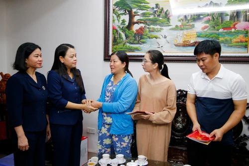 Đại diện Ủy ban Trung ương MTTQ Việt Nam và Thành ủy Hà Nội thăm hỏi nạn nhân vụ cháy chung cư