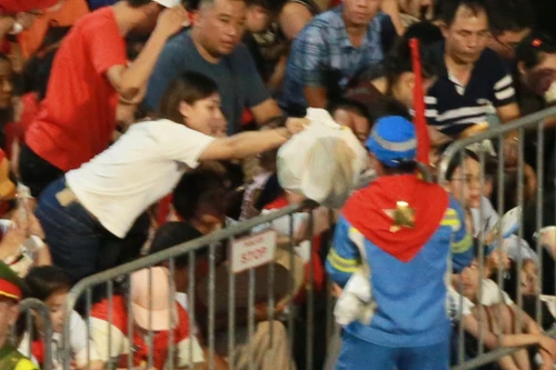 Hình ảnh đẹp về những công nhân môi trường “đi xin rác” trước giờ diễu binh