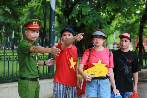 Công an Hà Nội tận tình hướng dẫn người dân xem sơ duyệt sự kiện A80 