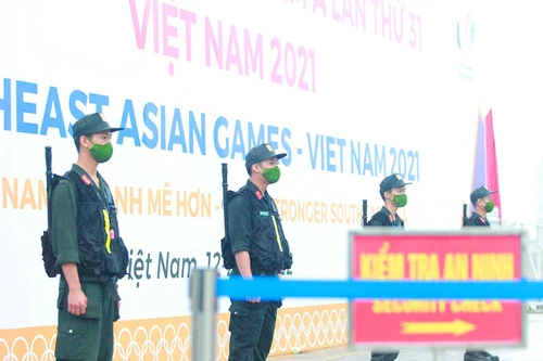 Công an Hà Nội 'đội mưa' đảm bảo an ninh trật tự phục vụ SEA Games 31
