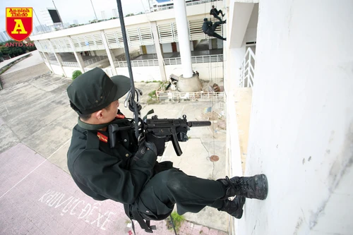 Xem Cảnh sát đặc nhiệm đu dây, đột nhập nhà cao tầng trấn áp tội phạm