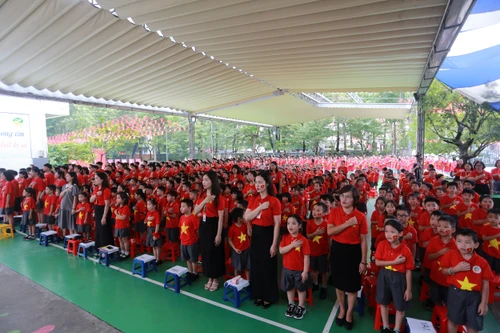 Ấn tượng với những hình ảnh hàng trăm học sinh Hà Nội mặc áo cờ đỏ sao vàng hát Quốc ca 