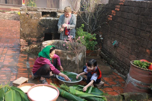 Ngắm bộ ảnh gói bánh chưng đón Tết cổ truyền ở làng cổ Đường Lâm Hà Nội