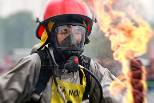 Lính cứu hỏa Hà Nội trổ tài trèo tường, vượt rào, dập lửa cứu người