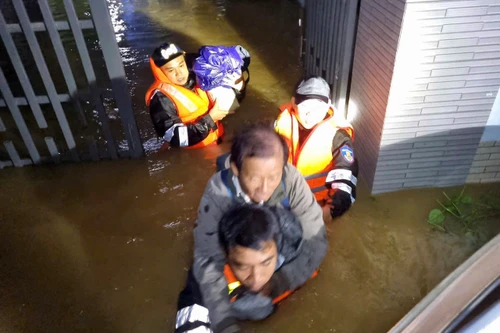 Lực lượng Công an căng mình ứng cứu, bảo vệ dân trong mưa lũ ở miền Trung 